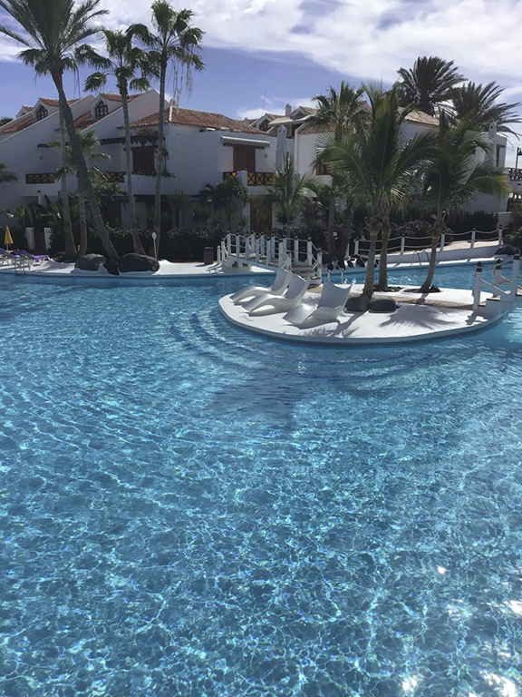 Una de las piscinas del complejo
